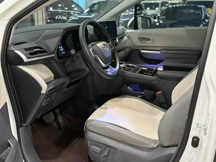 Фото 4 - Toyota Sienna