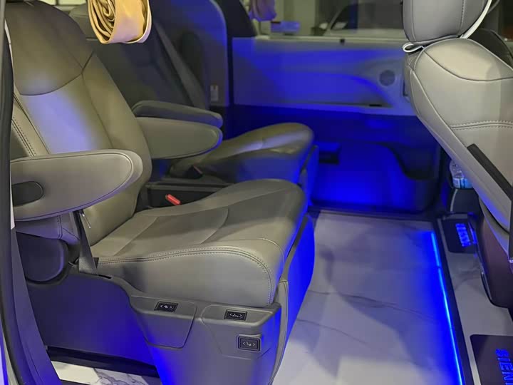 Фото 5 - Toyota Sienna