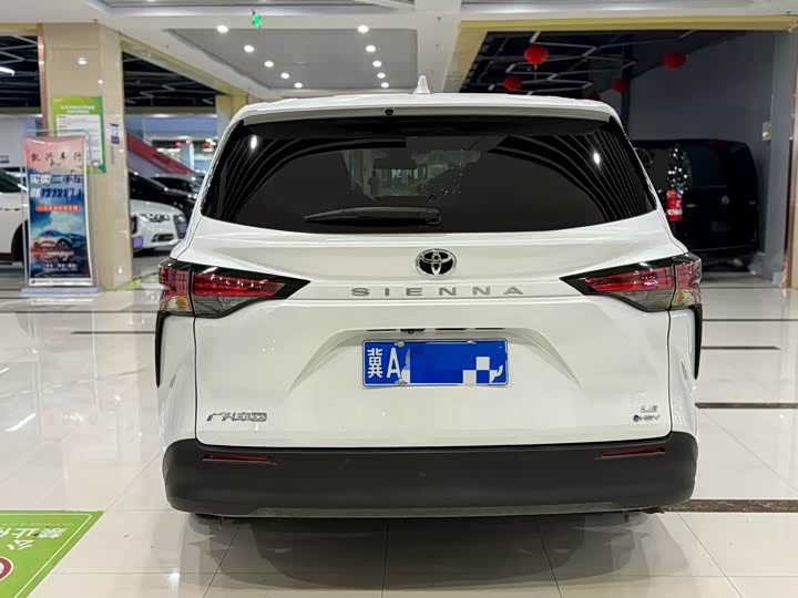 Фото 7 - Toyota Sienna