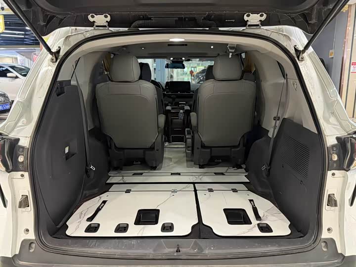 Фото 8 - Toyota Sienna