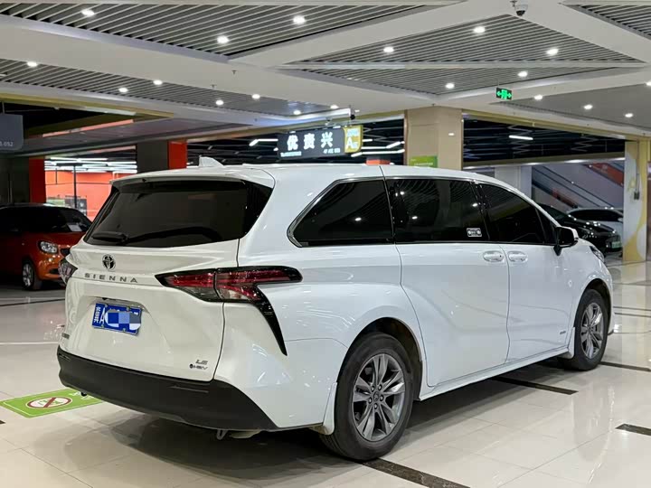 Фото 9 - Toyota Sienna