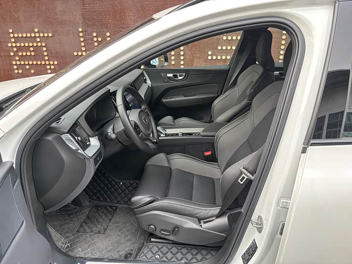 Фото 8 - Volvo XC60