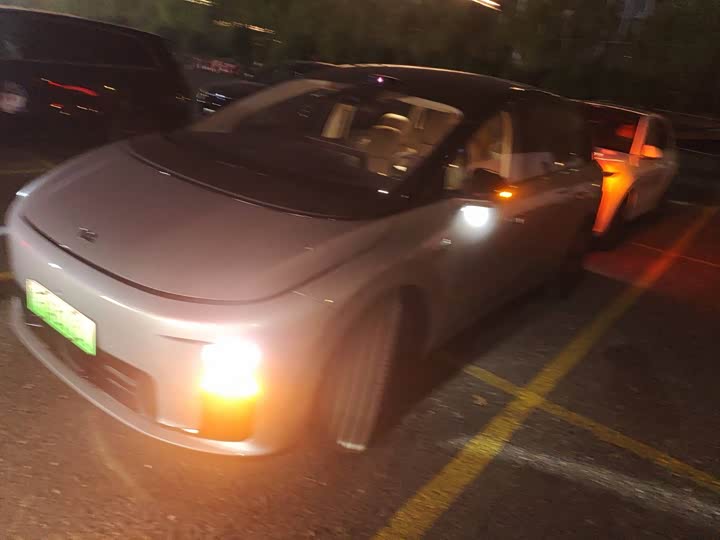 Фото 1 - LiXiang i8