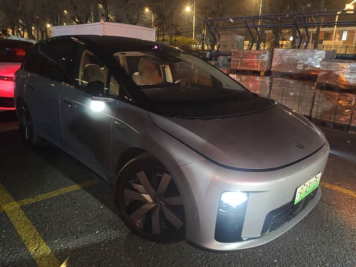 Фото 2 - LiXiang i8