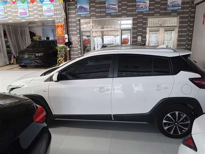 Фото 5 - Toyota Yaris L Hatchback