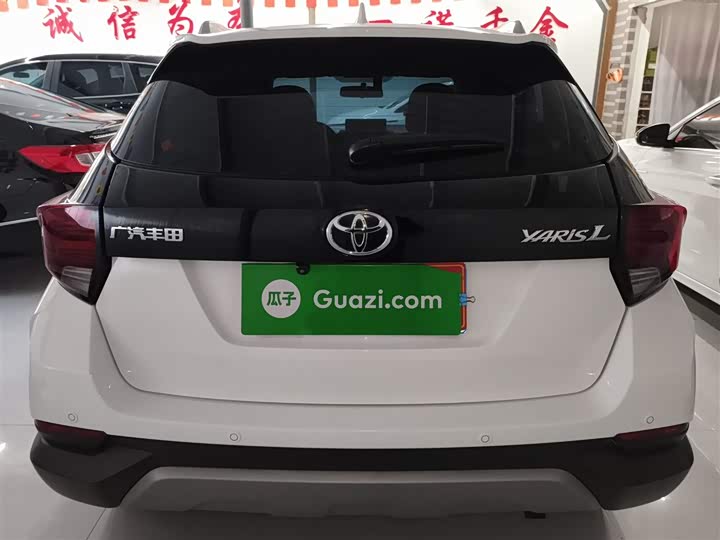 Фото 6 - Toyota Yaris L Hatchback