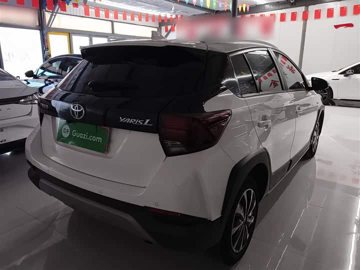 Фото 7 - Toyota Yaris L Hatchback