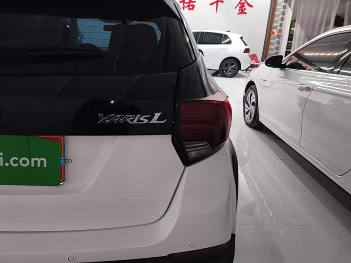 Фото 8 - Toyota Yaris L Hatchback