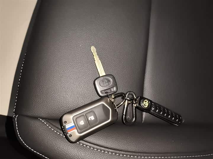 Фото 9 - Toyota Yaris L Hatchback