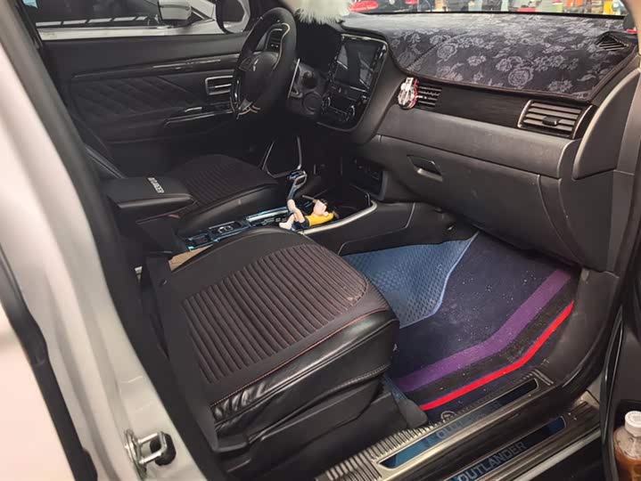 Фото 8 - Mitsubishi Outlander