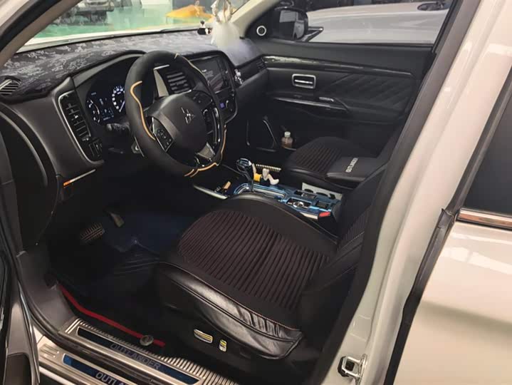 Фото 9 - Mitsubishi Outlander