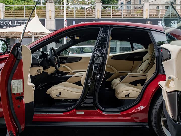 Фото 5 - Ferrari Purosangue