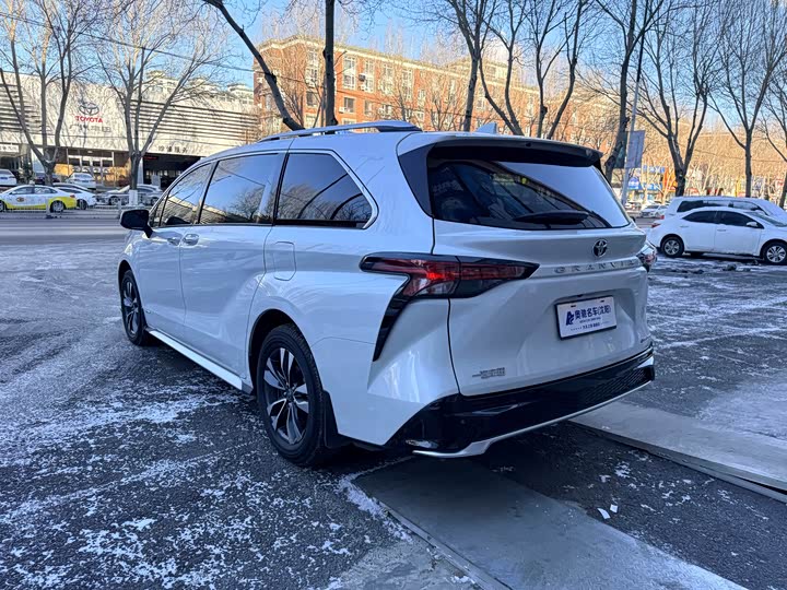 Фото 4 - Toyota Granvia