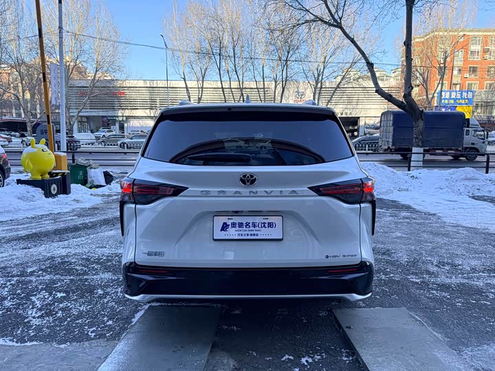 Фото 5 - Toyota Granvia