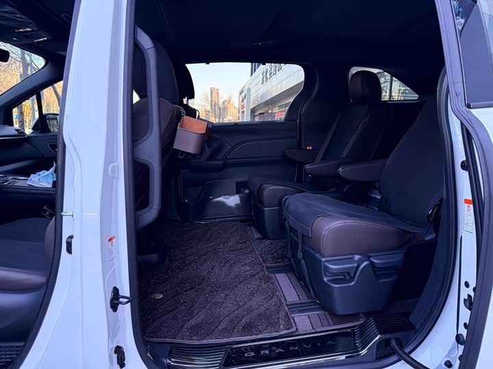 Фото 8 - Toyota Granvia