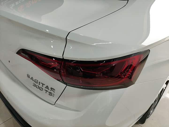 Фото 8 - Volkswagen Sagitar L