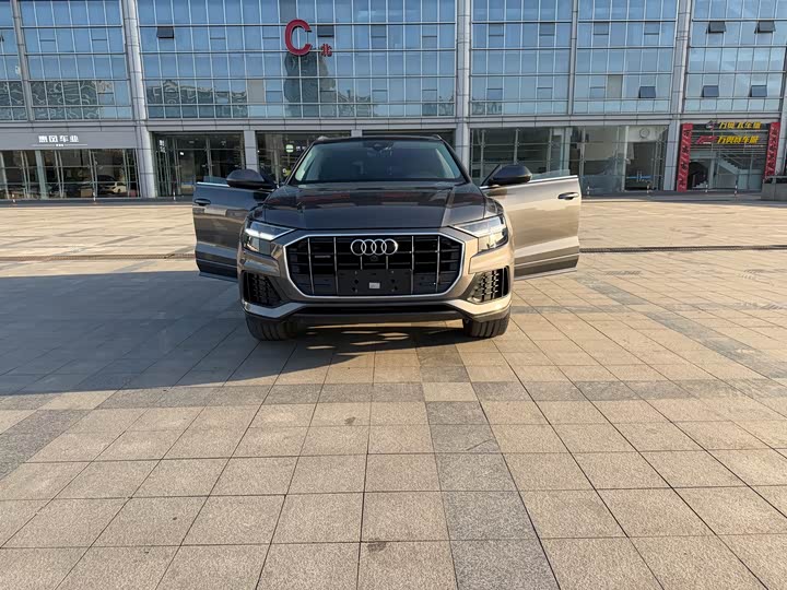 Фото 4 - Audi Q8
