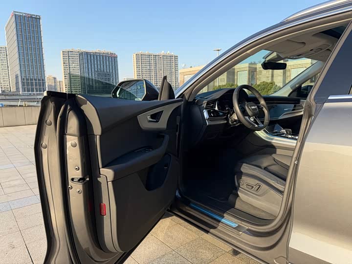 Фото 7 - Audi Q8