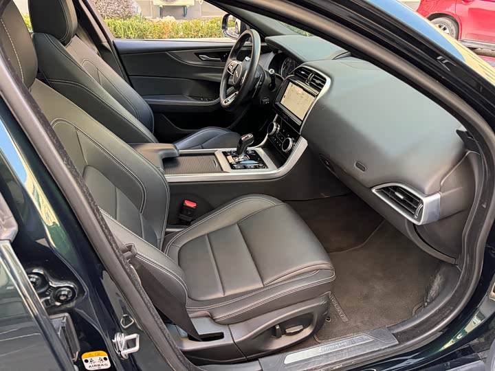 Фото 9 - Jaguar XE L