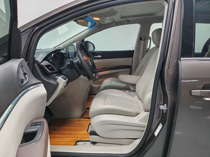 Фото 9 - Buick GL8 ES