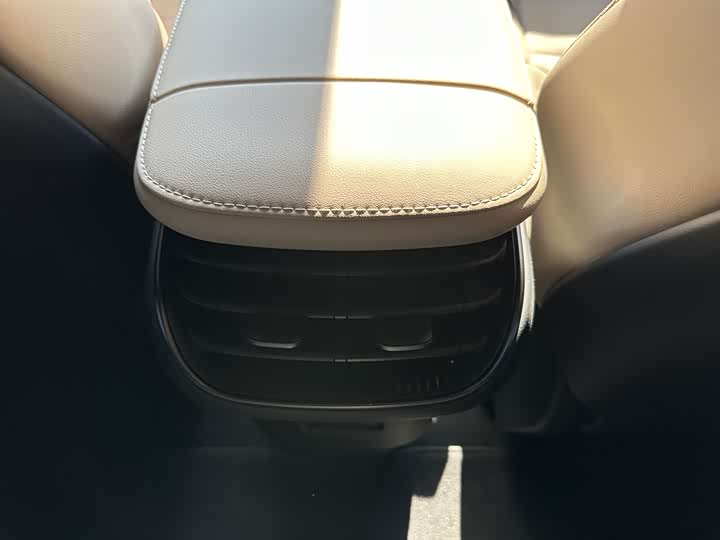 Фото 9 - Nio ET5T