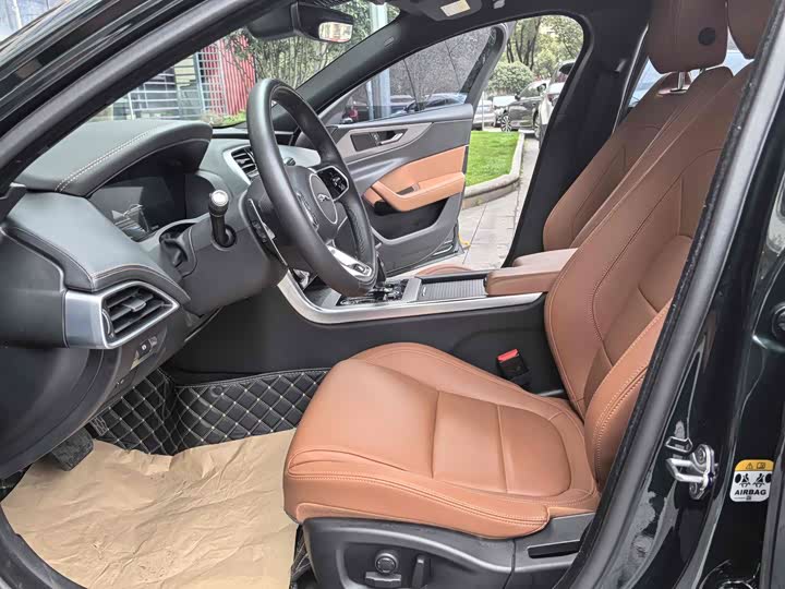 Фото 4 - Jaguar XE L