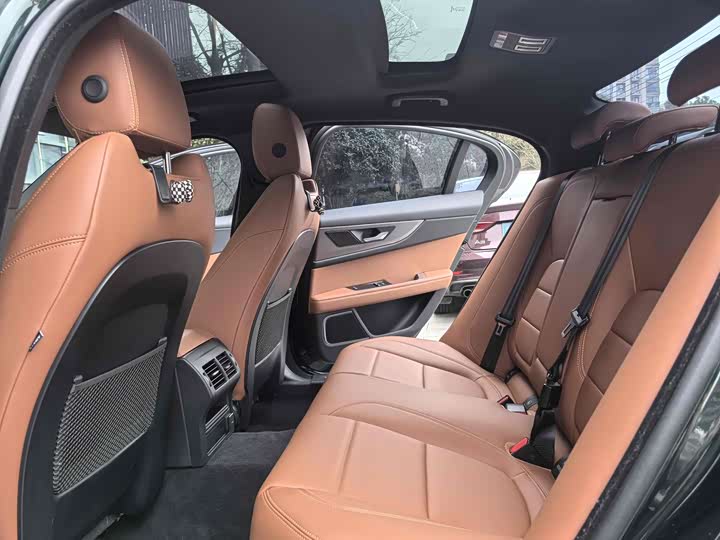 Фото 6 - Jaguar XE L