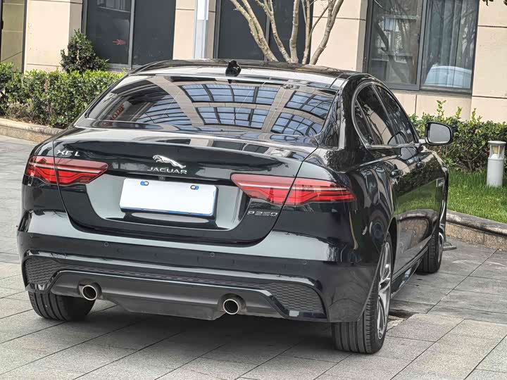 Фото 7 - Jaguar XE L