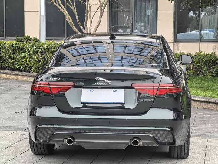 Фото 8 - Jaguar XE L