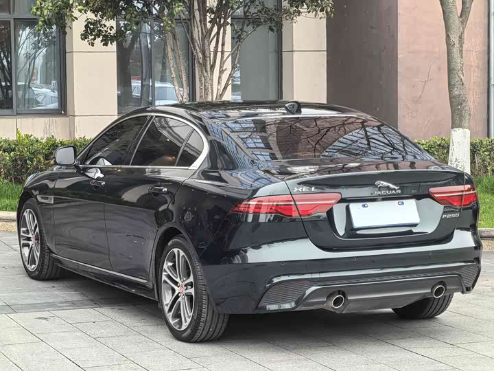 Фото 9 - Jaguar XE L