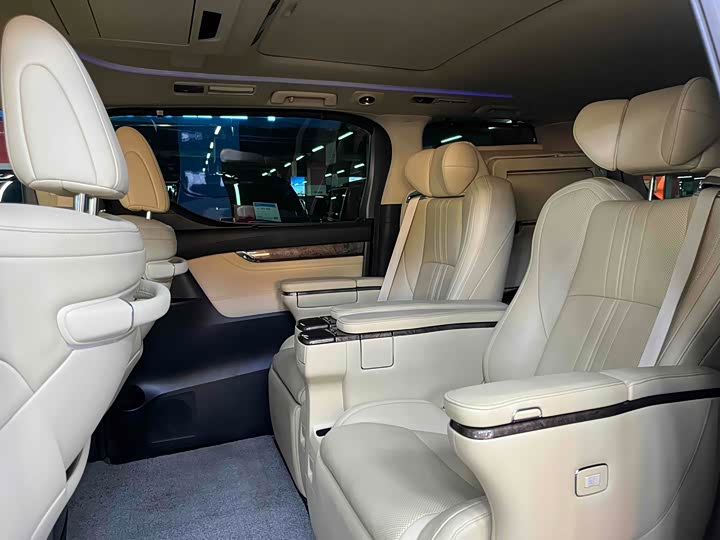 Фото 7 - Toyota Alphard