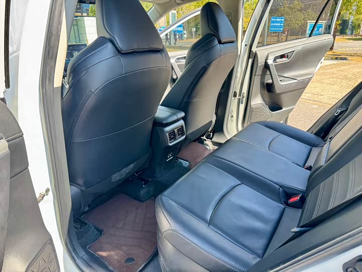 Фото 8 - Toyota Wildlander