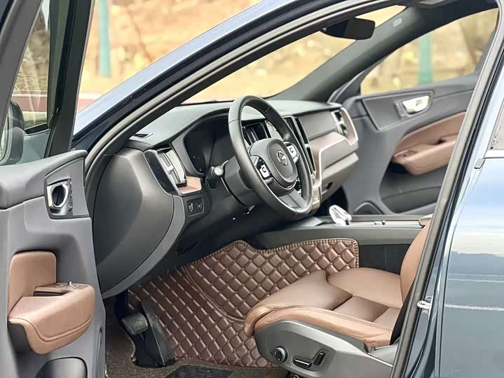 Фото 8 - Volvo XC60