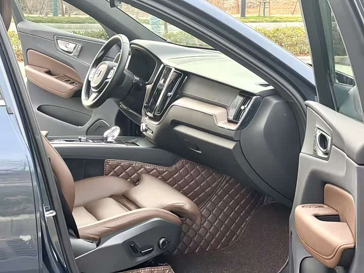 Фото 9 - Volvo XC60