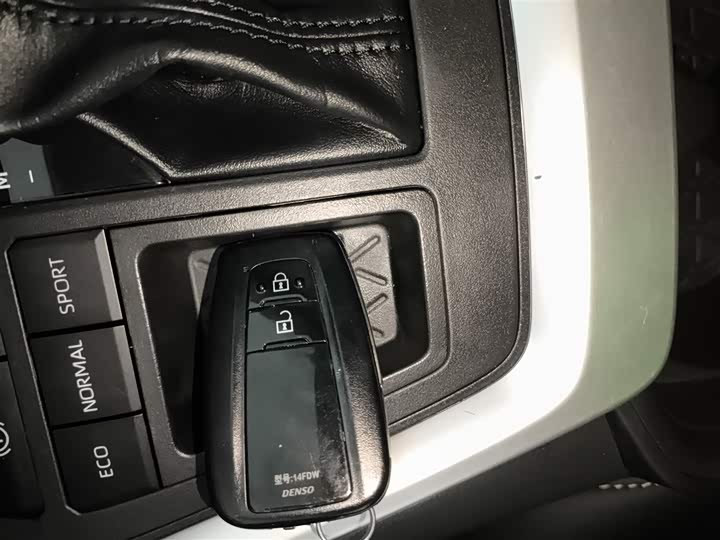 Фото 9 - Toyota RAV4