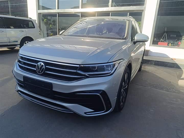 Фото 1 - Volkswagen Tiguan L Pro