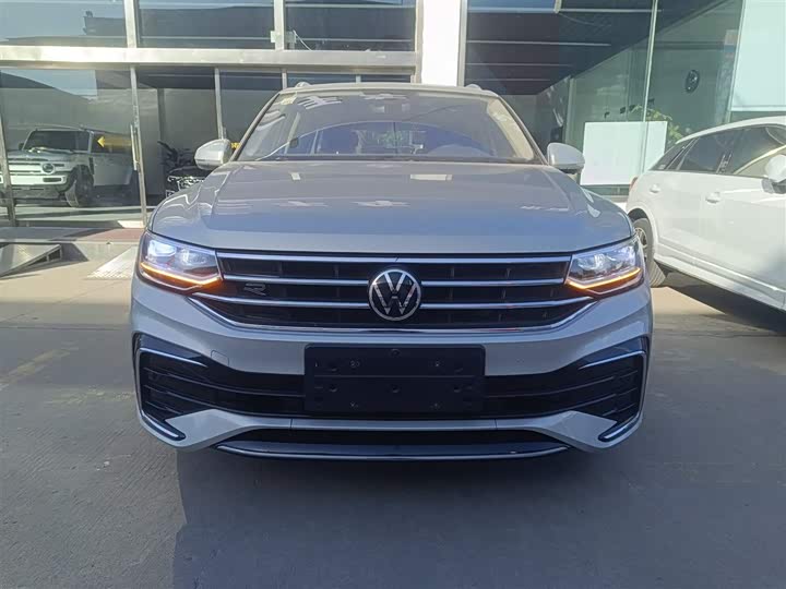 Фото 3 - Volkswagen Tiguan L Pro