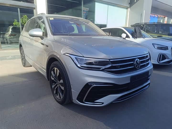 Фото 4 - Volkswagen Tiguan L Pro