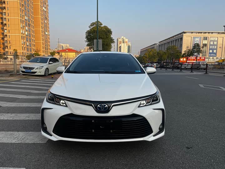 Фото 2 - Toyota Corolla