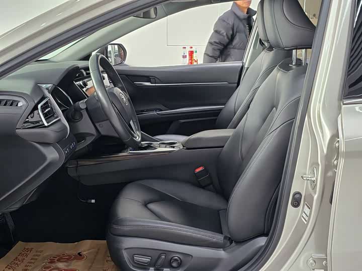 Фото 5 - Toyota Camry