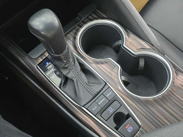 Фото 7 - Toyota Camry