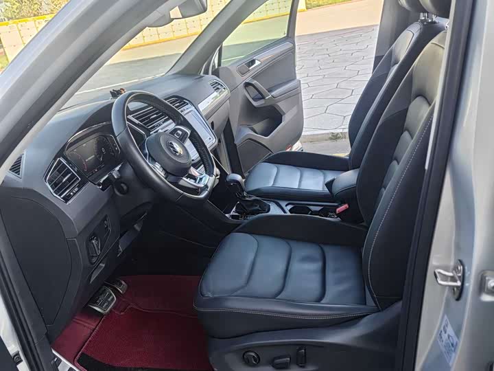 Фото 8 - Volkswagen Tiguan L Pro