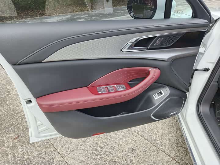 Фото 4 - Hongqi H5