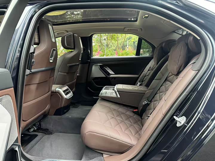 Фото 9 - BMW 7 Series