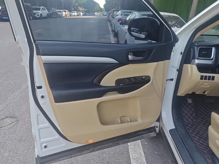 Фото 7 - Toyota Highlander