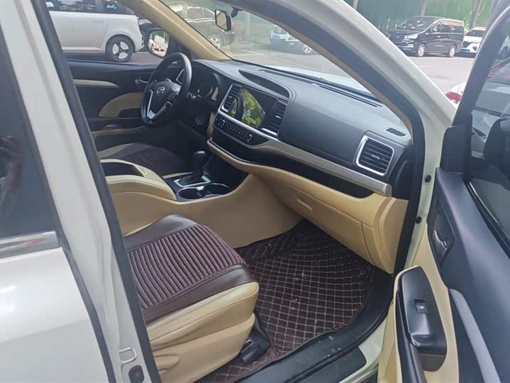 Фото 8 - Toyota Highlander