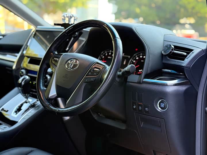 Фото 9 - Toyota Alphard