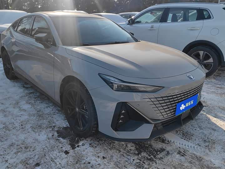 Фото 2 - Changan UNI-V Hybrid