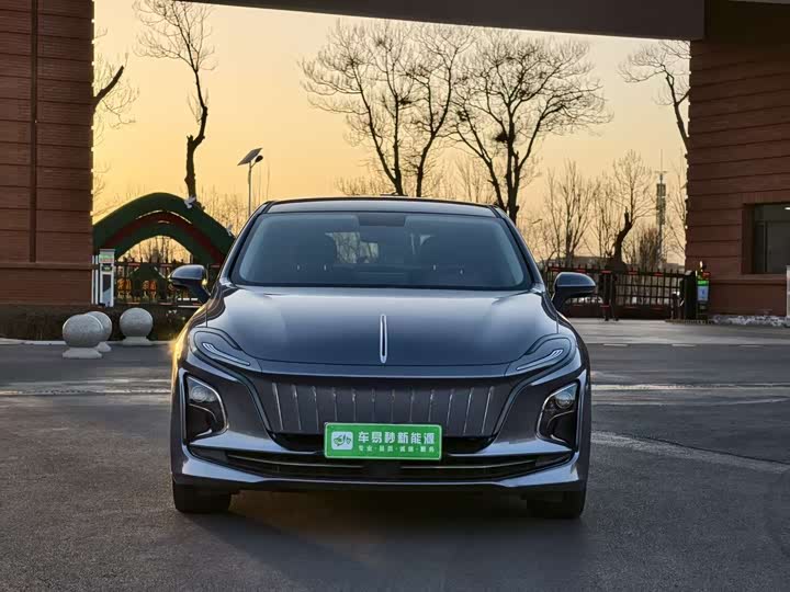 Фото 2 - Hongqi E-QM5