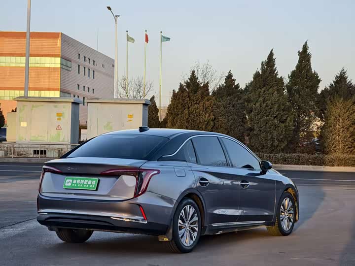 Фото 6 - Hongqi E-QM5